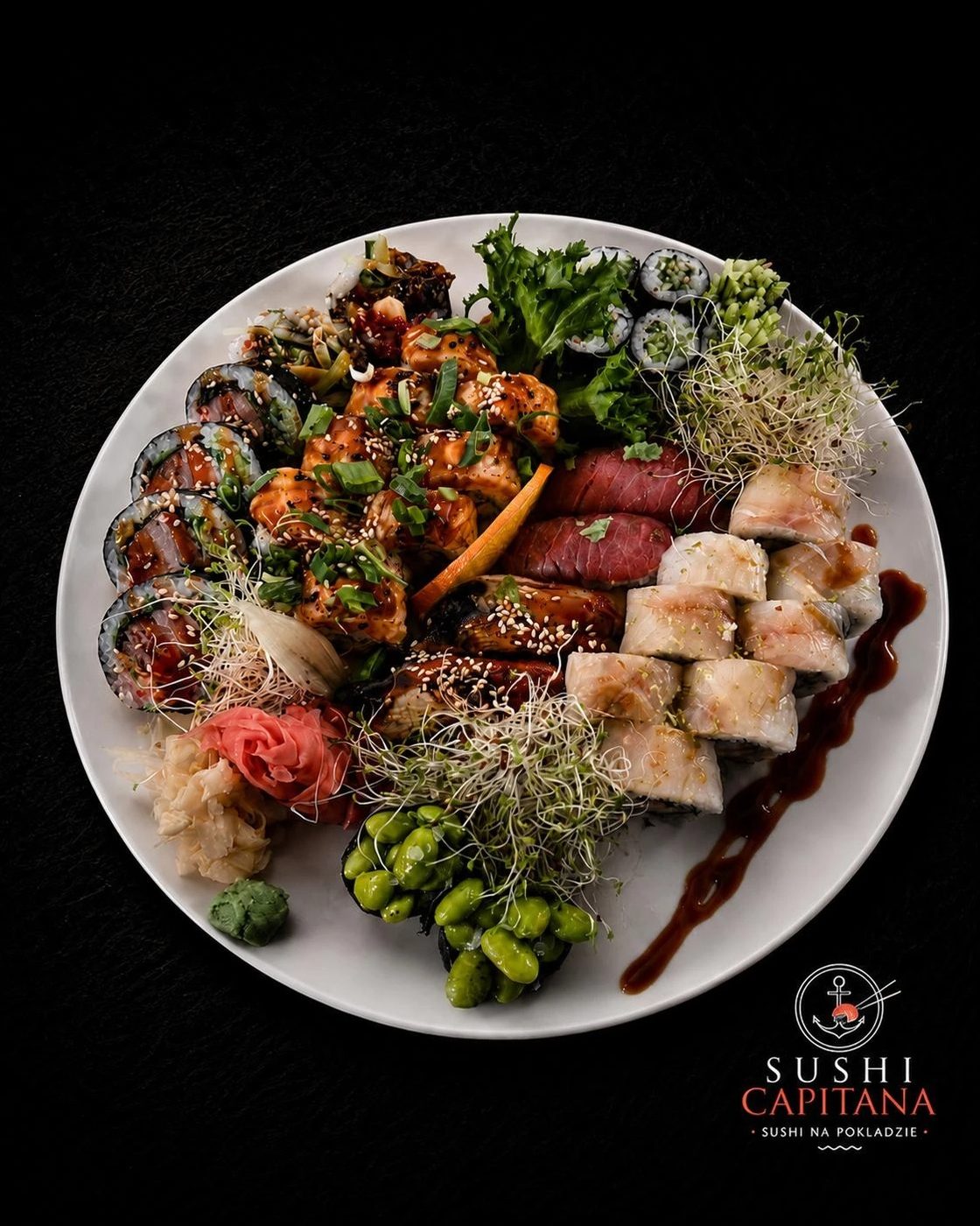 Zestaw Mix Duży — 34 sztuki sushi na białym talerzu