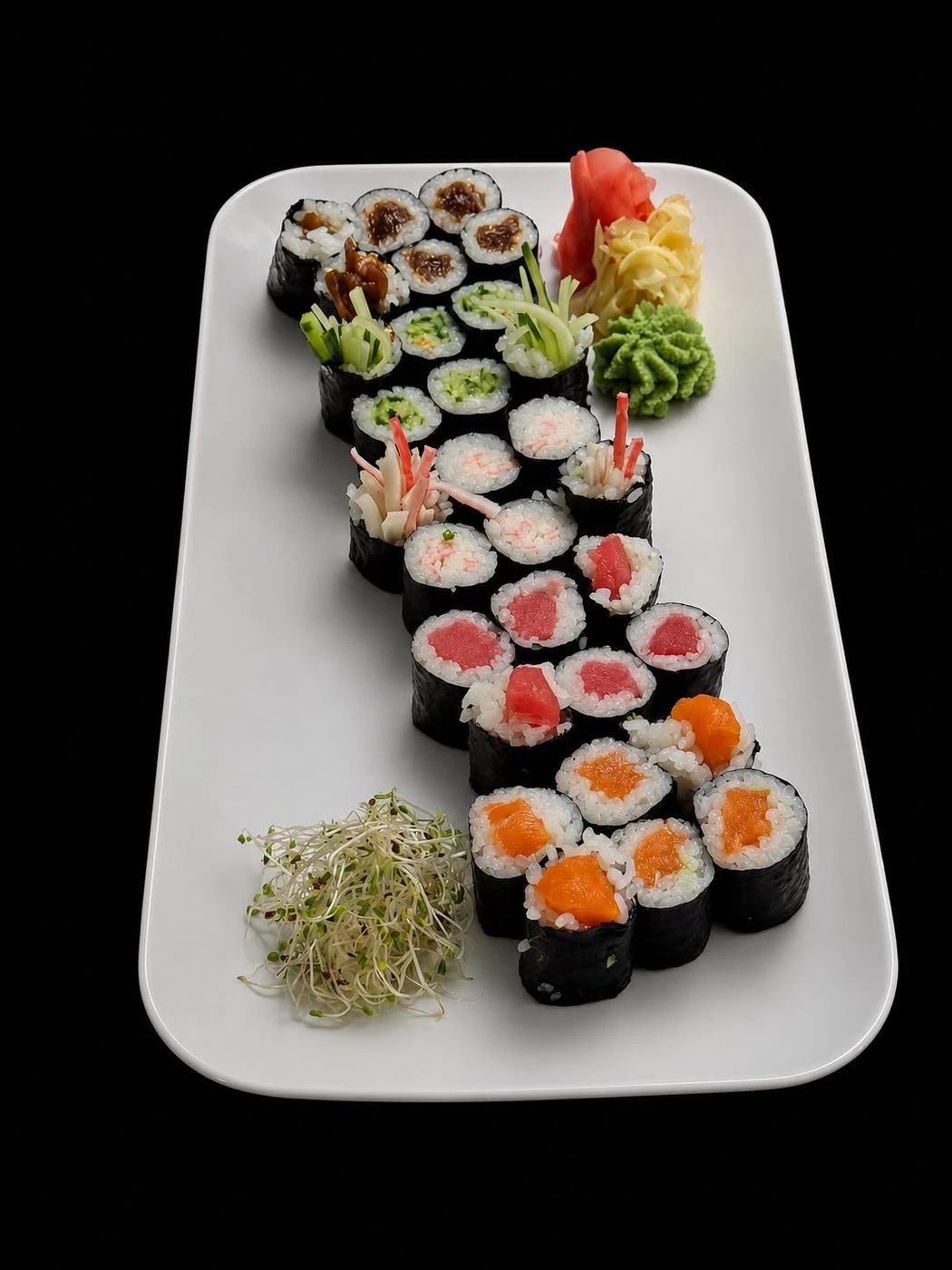 Zestaw Hosomaki — 30 sztuk maki ułożonych na podłużnym talerzu